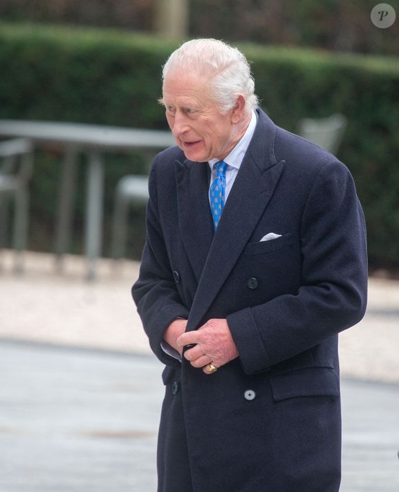 Le roi Charles III d'Angleterre, quitte le Centre d'études sur les blessures de l'Imperial College de Londres, Royaume Uni, le 19 février 2025, après une visite visant à voir comment les leçons tirées des conflits passés sont appliquées pour venir en aide aux blessés en Ukraine. © Tayfun Salci/ZUMA Press Wire/Bestimage