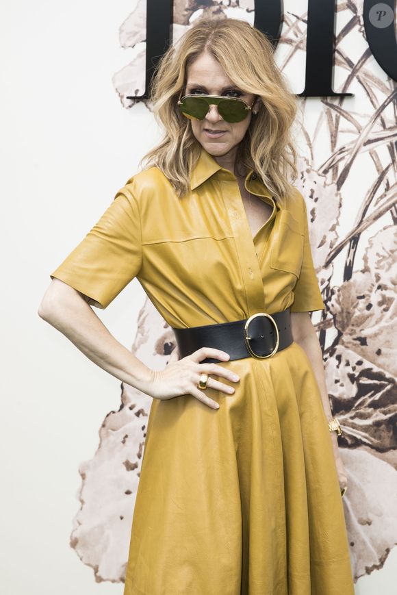 Une prévente avec tirage au sort aura lieu du 30 mars au 2 avril pour les inscrits sur le site officiel, suivie de la vente générale sur Ticketmaster le 10 avril.

Céline Dion lors du photocall du défilé de mode Haute-Couture automne-hiver 2017/2018 "Christian Dior" à l'Hôtel des Invalides à Paris, le 3 juillet 2017 © Olivier Borde/Bestimage