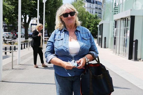 Elle avait confié récemment à Gala avoir perdu un peu le goût de vivre suite à la maladie de sa mère.

Charlotte de Turckheim quitte les studios de Radio France à Paris, France, le 7 juin 2021. © Panoramic/Bestimage
