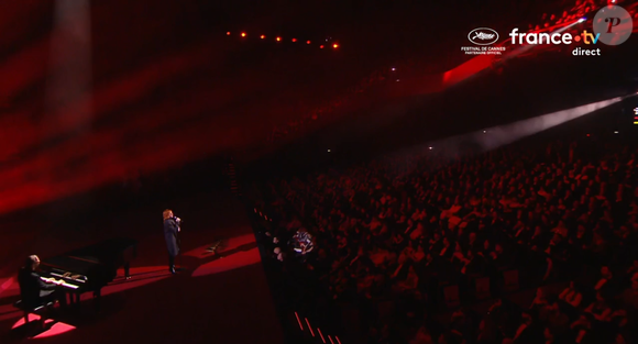 Mylène Farmer chante au Festival de Cannes, Juliette Armanet émue - capture d'écran France 2