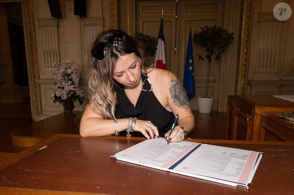 Exclusif - Tiphanie Bauw - Mariage de Djamel Bentenah (acheteur dans l'émission Affaire Conclue) avec Severine Bauw à la mairie de Colombes le 21 juin 2025.