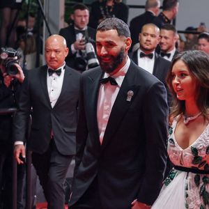 Karim Benzema et sa compagne Lyna Khoudri à la descente des marches du film « 13 jours 13 nuits » lors du 78ème Festival International du Film de Cannes. Le 23 mai 2025
© Jacovides-Moreau / Bestimage