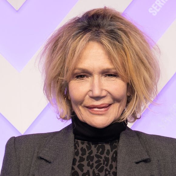 Clémentine Célarié sur le tapis rouge du troisième jour du festival Series Mania, le 18 mars 2024 à Lille, France.  Crédit photo : Sébastien / Courdji/ABACAPRESS.COM