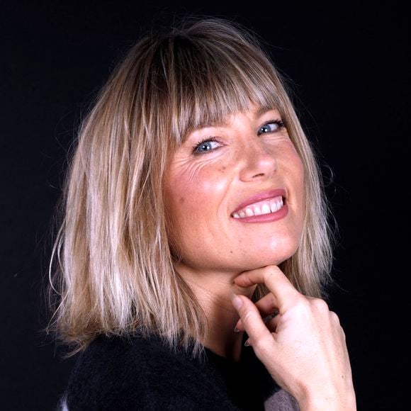 "Je dirais qu’en plus, avec le temps, même avec le même enfant, on continue à s’adapter et on adapte notre façon d’être mère. Donc non, je n’ai pas été la même maman, je pense", a confié la comédienne.

Exclusif - Portrait de Mélanie Page à Paris, le 21 novembre 2025. © Cédric Perrin/Bestimage