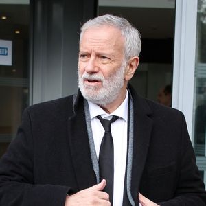Il a confié avoir déjà proposé à cinq femmes de l'épouser durant sa vie, mais à chaque fois sans succès.

Francis Huster - Les célébrités à la sortie des studios de RTL à Neuilly-sur-Seine, le 8 décembre 2025.
© PsnewZ / Bestimage