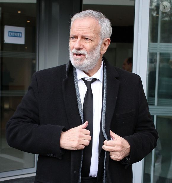 Il a confié avoir déjà proposé à cinq femmes de l'épouser durant sa vie, mais à chaque fois sans succès.

Francis Huster - Les célébrités à la sortie des studios de RTL à Neuilly-sur-Seine, le 8 décembre 2025.
© PsnewZ / Bestimage