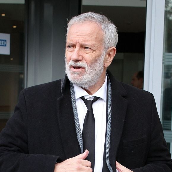 Il a confié avoir déjà proposé à cinq femmes de l'épouser durant sa vie, mais à chaque fois sans succès.

Francis Huster - Les célébrités à la sortie des studios de RTL à Neuilly-sur-Seine, le 8 décembre 2025.
© PsnewZ / Bestimage