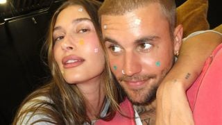 Patchs pour la peau : Hailey Bieber, Adèle Exarchopoulos, Iris Mittenaere, Millie Bobby Brown et bien d’autres les ont adoptés, quand et comment les utiliser ?