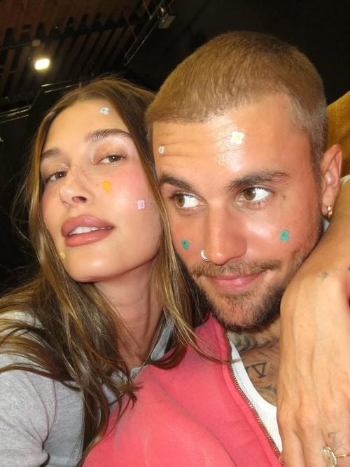Patchs pour la peau : Hailey Bieber, Adèle Exarchopoulos, Iris Mittenaere, Millie Bobby Brown et bien d’autres les ont adoptés, quand et comment les utiliser ?