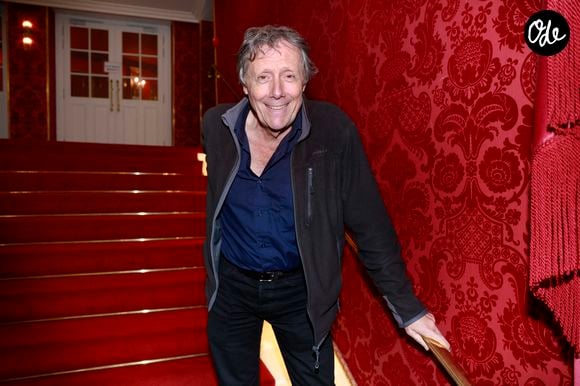 Il y privilégie un mode de vie simple, fait de récupération et de tranquillité.

Antoine de Maximy - Générale de presse de la troupe "Les Échos-Liés" (gagnants de l'émission « Un Incroyable Talent » sur M6) au Théâtre des Variétés à Paris le 5 février 2026.

© Christophe Aubert / Bestimage