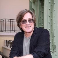 “J’ai passé un mois dans la nature en Corse” : Thomas Dutronc revient sur son retrait après le départ de Françoise Hardy