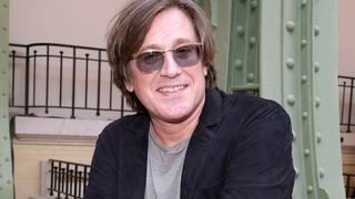 “J’ai passé un mois dans la nature en Corse” : Thomas Dutronc revient sur son retrait après le départ de Françoise Hardy