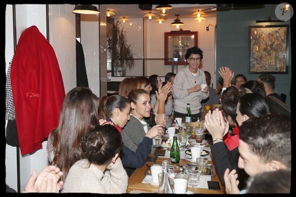 Exclusif - Rachida Dati avec sa famille et ses proches lors d'un brunch familial à la brasserie Le Comptoir Principal dans le 15ème arrondissement à Paris le 26 janvier 2020. Ses cinq sœurs Fatiha, Nadia, Malika, Noura, Najat et son frère étaient présents. En bas à gauche de l'image, sa fille Zohra de dos.
© Alain Guizard / Bestimage