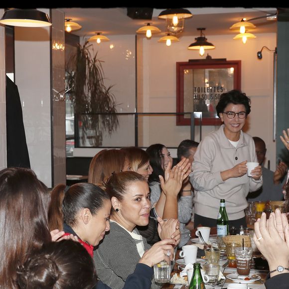 Exclusif - Rachida Dati avec sa famille et ses proches lors d'un brunch familial à la brasserie Le Comptoir Principal dans le 15ème arrondissement à Paris le 26 janvier 2020. Ses cinq sœurs Fatiha, Nadia, Malika, Noura, Najat et son frère étaient présents. En bas à gauche de l'image, sa fille Zohra de dos.
© Alain Guizard / Bestimage