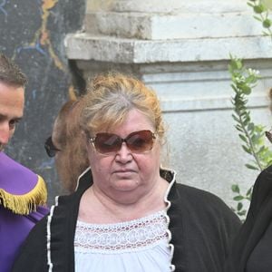 La famille et les proches se sont recueillis devant le cercueil.

Violette Petrucciani (mère de Loana), Delphine, une amie proche de Loana - Obsèques de Loana Petrucciani en la cathédrale Sainte-Réparate à Nice le 10 avril 2026. L'ancienne star de téléréalité a été retrouvée morte dans son appartement niçois par les autorités, le 25 mars dernier. © Bruno Bebert/Bestimage