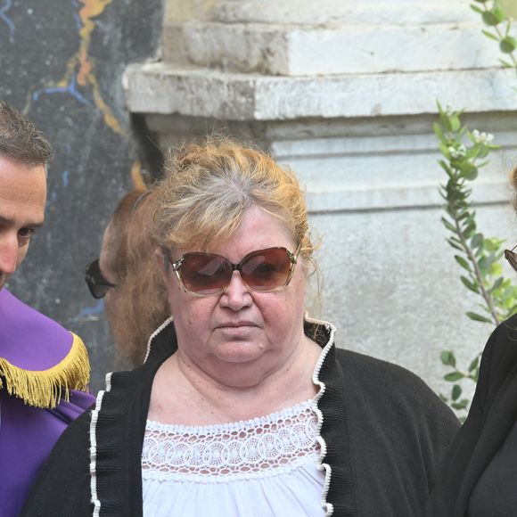 La famille et les proches se sont recueillis devant le cercueil.

Violette Petrucciani (mère de Loana), Delphine, une amie proche de Loana - Obsèques de Loana Petrucciani en la cathédrale Sainte-Réparate à Nice le 10 avril 2026. L'ancienne star de téléréalité a été retrouvée morte dans son appartement niçois par les autorités, le 25 mars dernier. © Bruno Bebert/Bestimage