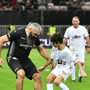 Sébastien Chabal et Emir Cantona - Match des Légendes, la rencontre qui mêle le football et le rugby au profit de l'association de P. Olmeta (ancien gardien de but et co-fondateur de l'association), "Un sourire, un espoir pour la vie" s'est déroulé à Nice à l'Allianz Riviera, le 26 septembre 2022. L'association de P. Olmetta est engagée en faveur des enfants atteints de cancer ou de maladie orpheline. © Bruno Bebert/Bestimage