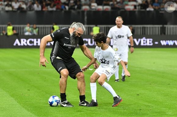 Sébastien Chabal et Emir Cantona - Match des Légendes, la rencontre qui mêle le football et le rugby au profit de l'association de P. Olmeta (ancien gardien de but et co-fondateur de l'association), "Un sourire, un espoir pour la vie" s'est déroulé à Nice à l'Allianz Riviera, le 26 septembre 2022. L'association de P. Olmetta est engagée en faveur des enfants atteints de cancer ou de maladie orpheline. © Bruno Bebert/Bestimage