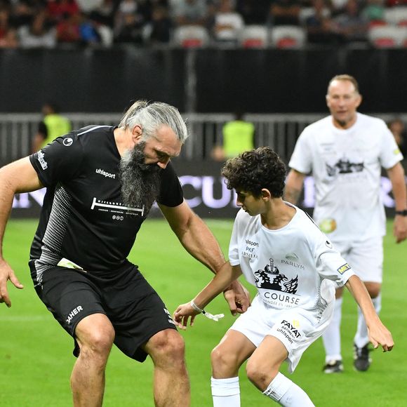 Sébastien Chabal et Emir Cantona - Match des Légendes, la rencontre qui mêle le football et le rugby au profit de l'association de P. Olmeta (ancien gardien de but et co-fondateur de l'association), "Un sourire, un espoir pour la vie" s'est déroulé à Nice à l'Allianz Riviera, le 26 septembre 2022. L'association de P. Olmetta est engagée en faveur des enfants atteints de cancer ou de maladie orpheline. © Bruno Bebert/Bestimage