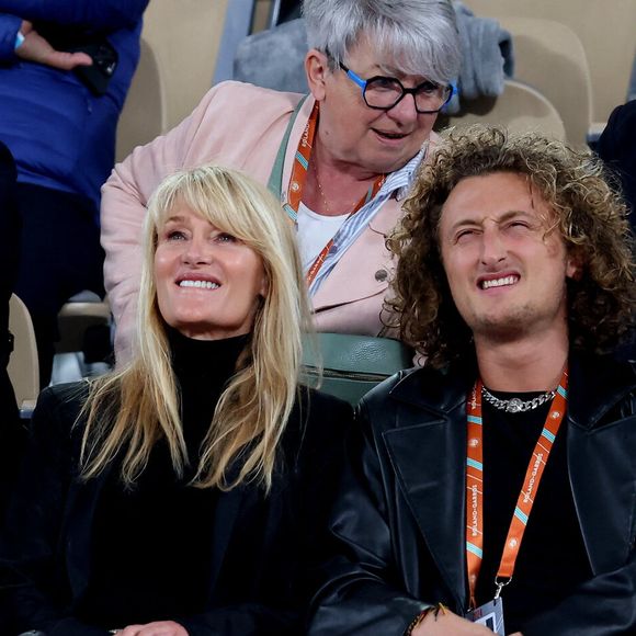 Isabelle Camus, son fils Joalukas Noah et son père Jean-Claude Camus dans les tribunes des Internationaux de France de tennis de Roland Garros 2024 à Paris, France, le 31 mai 2024. © Jacovides-Moreau/Bestimage