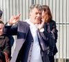 L'agent immobilier a envoyé un message aux franchisés de ses agences immobilières
Stéphane Plaza en larmes à la sortie de son procès après avoir été reconnu coupable de "violences habituelles par concubin" et condamné à 12 mois de prison avec sursis, à Paris, France, le 18 février 2025.. © Florian Savina/Bestimage