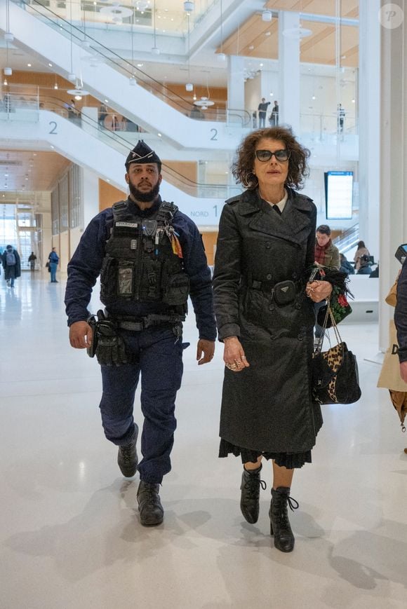 Fanny Ardant quitte le procès de Gérard Depardieu pour agressions sexuelles sur deux femmes lors d'un tournage de film en 2021 au tribunal correctionnel de Paris, France, le 24 mars 2025. Depardieu, 76 ans, qui a réalisé plus de 200 films et séries télévisées, a été accusé de comportement inapproprié par une vingtaine de femmes, mais c'est la première affaire à être jugée. Les deux plaignantes - Amélie, 54 ans, décoratrice, et Sarah (nom modifié), 34 ans, assistante réalisatrice - allèguent une agression sexuelle lors du tournage en 2021 de « Les Volets Verts » du réalisateur Jean Becker. © Yehiel Chekroune/Bestimage