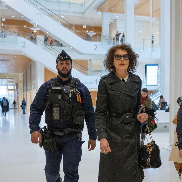 Fanny Ardant quitte le procès de Gérard Depardieu pour agressions sexuelles sur deux femmes lors d'un tournage de film en 2021 au tribunal correctionnel de Paris, France, le 24 mars 2025. Depardieu, 76 ans, qui a réalisé plus de 200 films et séries télévisées, a été accusé de comportement inapproprié par une vingtaine de femmes, mais c'est la première affaire à être jugée. Les deux plaignantes - Amélie, 54 ans, décoratrice, et Sarah (nom modifié), 34 ans, assistante réalisatrice - allèguent une agression sexuelle lors du tournage en 2021 de « Les Volets Verts » du réalisateur Jean Becker. © Yehiel Chekroune/Bestimage