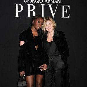 Mère et fille ont aussi partagé des moments complices devant les photographes

Oumy Bruni-Garrell et Valeria Bruni Tedeschi assistent au défilé Giorgio Armani Prive Haute Couture Printemps/Été 2026 dans le cadre de la Semaine de la mode de Paris le 27 janvier 2026 à Paris, France. © Lucia Sabatelli / Bestimage