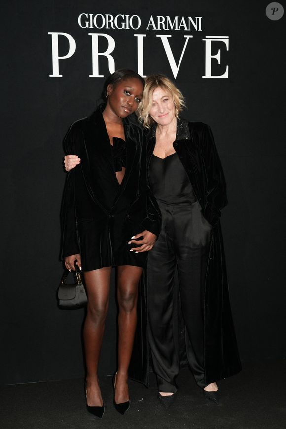 Mère et fille ont aussi partagé des moments complices devant les photographes

Oumy Bruni-Garrell et Valeria Bruni Tedeschi assistent au défilé Giorgio Armani Prive Haute Couture Printemps/Été 2026 dans le cadre de la Semaine de la mode de Paris le 27 janvier 2026 à Paris, France. © Lucia Sabatelli / Bestimage