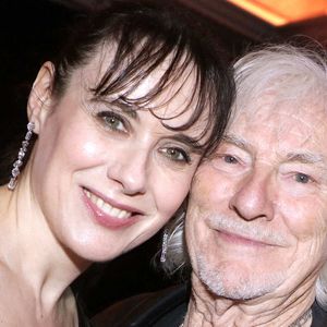 "Si je continue à donner des concerts, c’est pour pouvoir lui offrir une maison. Celle où nous vivons aujourd’hui devra être rendue quand je ne serai plus là. Murielle mérite bien ça" a-t-il déclaré.

Hugues Aufray et sa femme Murielle posant lors d'une séance de portrait à Paris, France, le 18 mars 2024. Photo by VIM/ABACAPRESS.COM