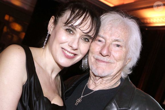 "Si je continue à donner des concerts, c’est pour pouvoir lui offrir une maison. Celle où nous vivons aujourd’hui devra être rendue quand je ne serai plus là. Murielle mérite bien ça" a-t-il déclaré.

Hugues Aufray et sa femme Murielle posant lors d'une séance de portrait à Paris, France, le 18 mars 2024. Photo by VIM/ABACAPRESS.COM