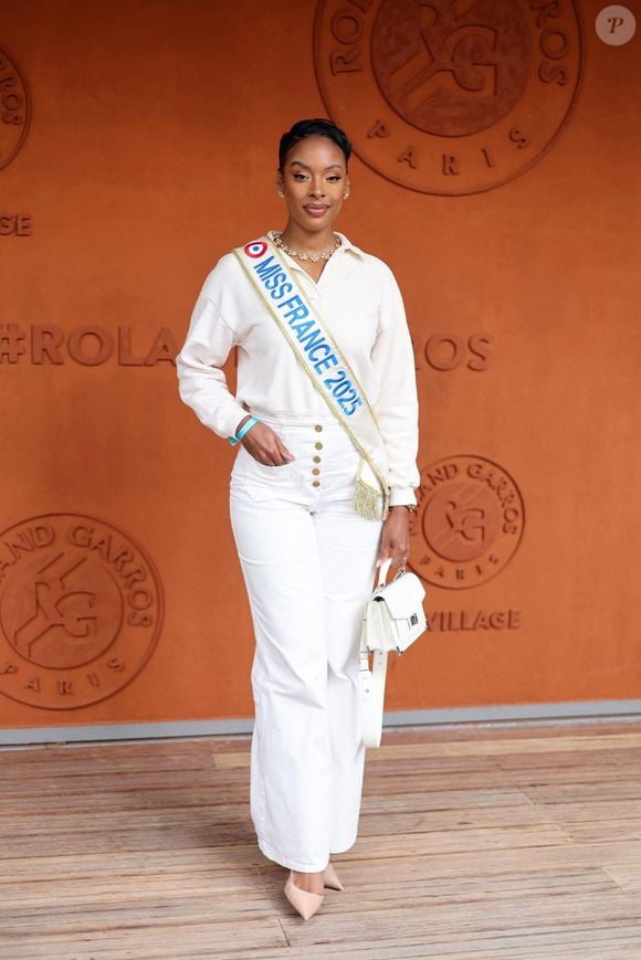 Et cela fait l'unanimité.

Angelique Angarni-Filopon (Miss France 2025) au village lors des Internationaux de France de Tennis de Roland Garros 2025, à Paris, France, le 2 Juin 2025. © Jacovides-Moreau/Bestimage