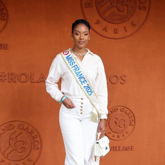 Et cela fait l'unanimité.

Angelique Angarni-Filopon (Miss France 2025) au village lors des Internationaux de France de Tennis de Roland Garros 2025, à Paris, France, le 2 Juin 2025. © Jacovides-Moreau/Bestimage