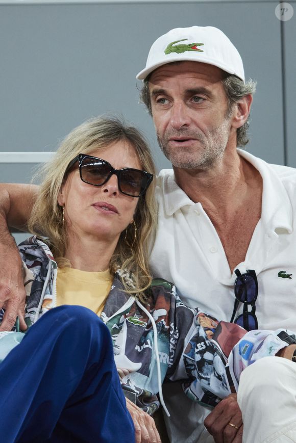 Désormais, Karin Viard est heureuse au bras d'un nouvel homme, Manuel Herrero qu'elle a d'ailleurs épousé

Karin Viard et son mari Manuel Herrero - Célébrités dans les tribunes des Internationaux de France de tennis de Roland Garros 2024 à Paris le 26 mai 2024. © Moreau-Jacovides/Bestimage