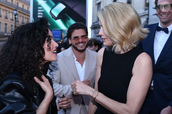 Rayane Bensetti a aussi pu croiser la journaliste qui apparait dans la série Disney + Lucky Luke et qui était venue en solo lors de cet événement sans son compagnon Laurent Delahousse.

Sabrina Ouazani, Rayane Bensetti, Alice Taglioni au lancement de la marque de voitures électriques Denza par BYD à l'Opéra Garnier à Paris le 8 avril 2026.
© Rachid Bellak / Bestimage