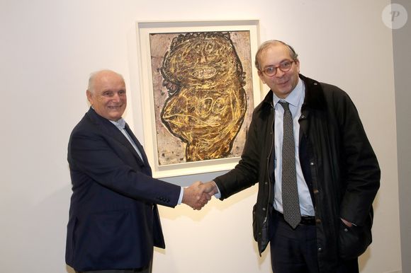 Le scandale des Panama Papers a finalement prouvé que cette société écran appartenait bel et bien à sa famille.

David Nahmad et Laurent LeBon (Président du Centre Pompidou) - Vernissage de l'exposition "Paris + par Art Basel" lors de la foire d'art moderne et contemporain au Grand Palais Ephémère à Paris le 19 Octobre 2022. © Bertrand Rindoff / Bestimage