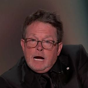 Michael J. Fox était présent sur scène lors de la cérémonie des Emmy Awards le lundi 14 septembre 2026

Los Angeles - Michael J. Fox a reçu deux ovations debout lors d'un discours émouvant aux Emmy Awards 2026 le lundi 14 septembre 2026.
Crédit : NBC / Backgrid UK via Bestimage