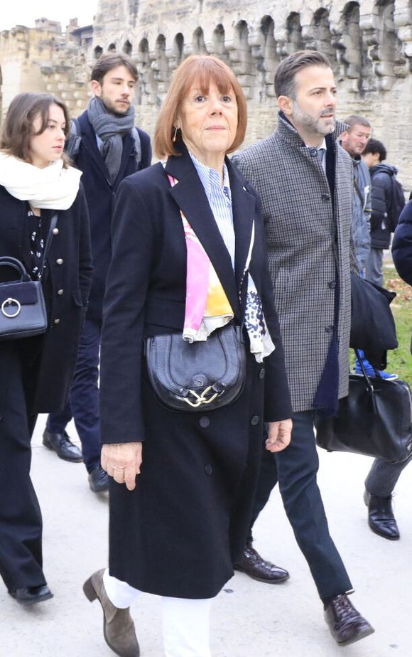 Gisèle Pélicot et son avocat Antoine Camus - Dernier jour du procès des viols de Mazan: Dominique Pélicot arrive au palais de justice d'Avignon lors du procès de son ex-mari D.Pelicot, accusé de l'avoir droguée pendant près de dix ans et d'avoir invité des inconnus à la violer à leur domicile de Mazan, une petite ville du sud de la France, à Avignon le 19 décembre 2024. © Franz Chavaroche / Bestimage