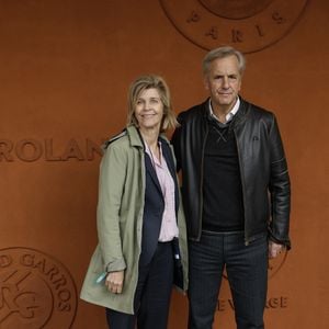 Bernard de la Villardière et sa femme Anne de Savignac lors des Internationaux de France de Tennis de Roland Garros 2025, à Paris, France, le 7 juin 2025. 

© Cyril Moreau / Bestimage