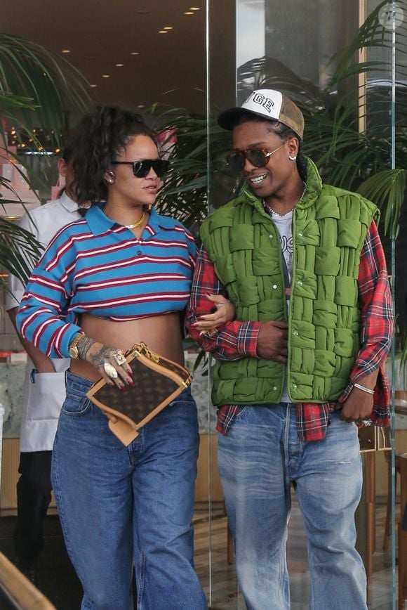 Envoyons toutes nos félicitations aux heureux parents, mais aussi aux deux grands frères, RZA, et Riot Rose. 

Rihanna, enceinte de son deuxième enfant et son compagnon ASAP Rocky font du shopping à Los Angeles le 15 mars 2023.