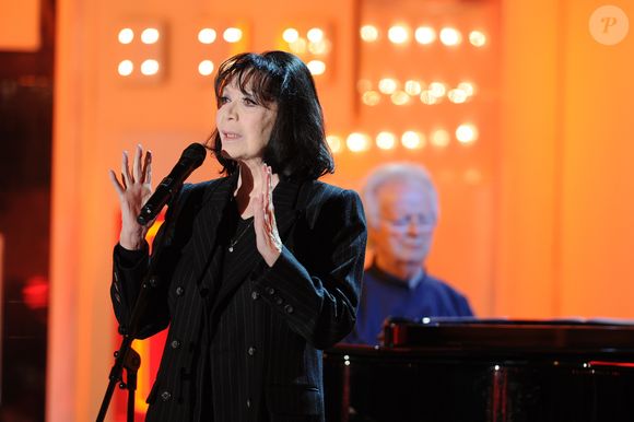 Juliette Greco dans Vivement dimanche. © Guillaume Gaffiot /Bestimage