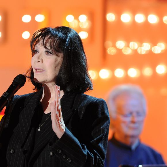 Juliette Greco dans Vivement dimanche. © Guillaume Gaffiot /Bestimage