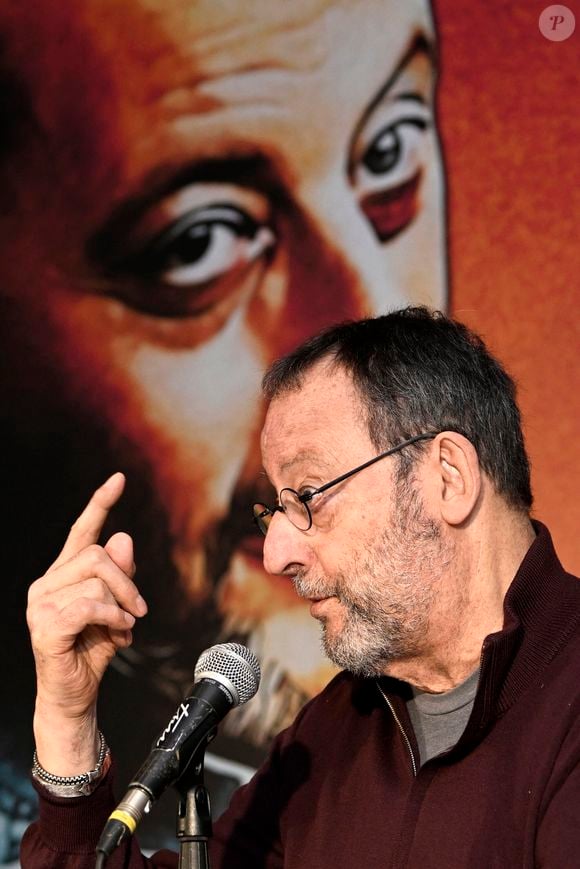 Alors que : « Mon père ne m’a pas laissé grand-chose de sa vie, et mon grand-père encore moins. »

Jean Reno, invité d'honneur du 10ème Festival international du Film de Comédie de Liège, donne une conférence de presse, le 5 novembre 2025.
© Photonews / Bestimage