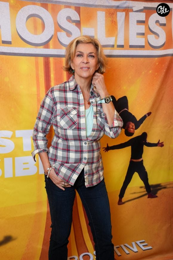 "C'est allé tellement vite, tellement. Je n'ai pas vu le temps passer en fait", a-t-elle confié, bouleversée.

Corinne Touzet - Générale de presse de la troupe "Les Échos-Liés" (gagnants de l'émission "Un Incroyable Talent" sur M6) au Théâtre des Variétés à Paris le 5 février 2026. © Anne-Sophie Guebey / Bestimage
