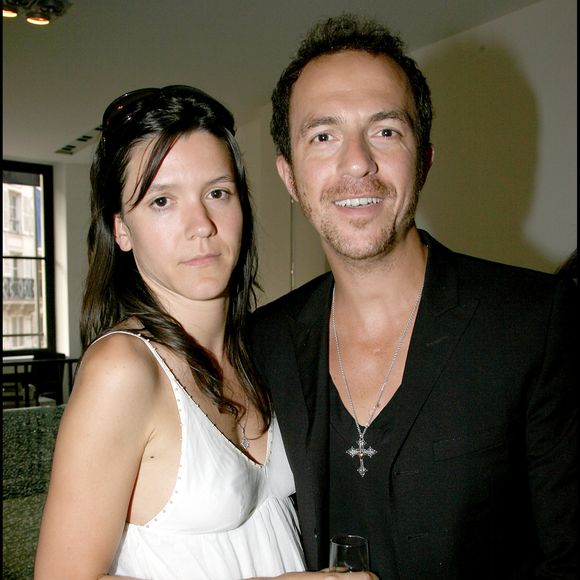 Marié durant sept ans avec Hortense d’Estève, Calogero a eu deux filles, Nina et Romy

Archives : Calogero et son ex femme Hortense à la soirée de l'agence immobilière Propriétés Parisiennes 2007. © RINDOFF-GUIREC / BESTIMAGE