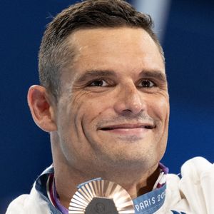 Florent Manaudou, de l'équipe de France, célèbre sa médaille de bronze sur le podium de la finale du 50 m nage libre masculin, lors de la septième journée des Jeux Olympiques d'été de Paris, à la Paris La Défense Arena, le 2 août 2024 à Nanterre, près de Paris, en France. Photo de David Niviere/ABACAPRESS.COM