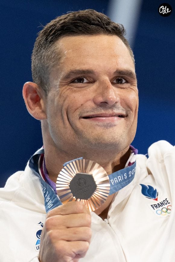 Florent Manaudou, de l'équipe de France, célèbre sa médaille de bronze sur le podium de la finale du 50 m nage libre masculin, lors de la septième journée des Jeux Olympiques d'été de Paris, à la Paris La Défense Arena, le 2 août 2024 à Nanterre, près de Paris, en France. Photo de David Niviere/ABACAPRESS.COM