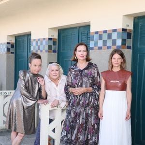 Dominique Frot, Josiane Balasko, Carole Bouquet et Mélanie Thierry lors du photocall du film "Captive" sur les planches lors de la 49ème édition du festival du film américain de Deauville le 9 septembre 2023.

© Denis Guignebourg / Bestimage
