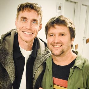 Dix-sept ans après "Lady Melody", Tom Frager a forcément changé physiquement, mais sa voix reste immédiatement reconnaissable.
Ben Mazué et Tom Frager. Extrait du compte Instagram de Tom Frager. © Instagram / Tom Frager