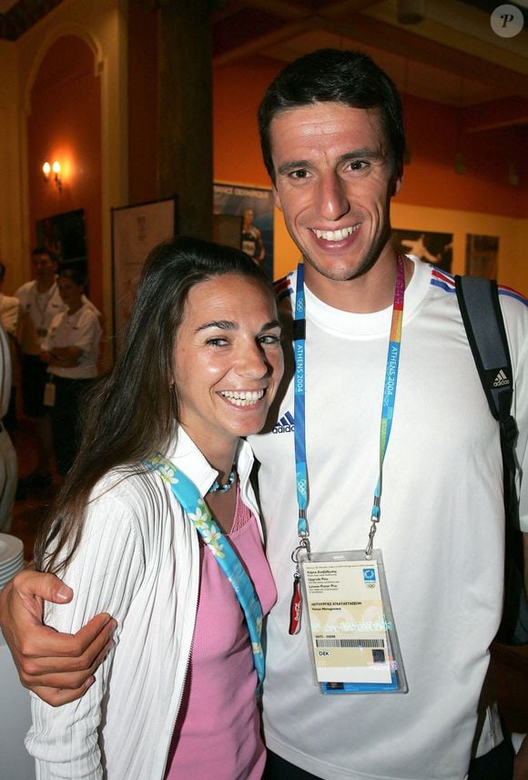 Tony Estanguet a ensuite évoqué son divorce avec la mère de ses trois fils : Titouan, Gabin et Léandre.
Le champion olympique français de canoë Tony Estanguet et sa petite amie Laetitia assistent à une fête au Club France le 20 août 2004 à Athènes-Grèce pendant les Jeux Olympiques d'Athènes 2004. Photo par Hahn-Nebinger-Zabulon/ABACA.